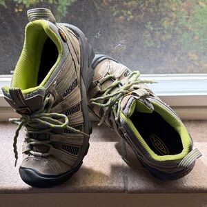 Keen Voyageur Hiking Shoes, SZ 7